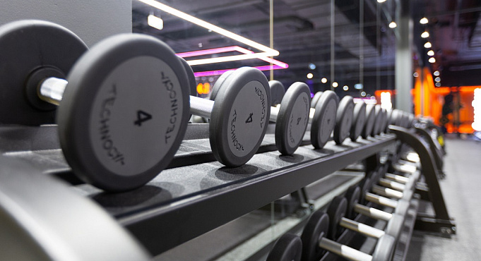 Тяга гантелей лёжа в наклоне