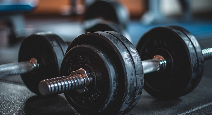 Тяга гантели одной рукой