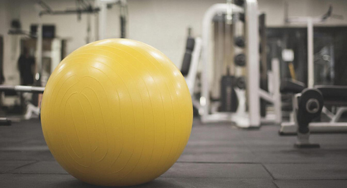 Тренировки с фитболом: лучшие упражнения и советы новичкам